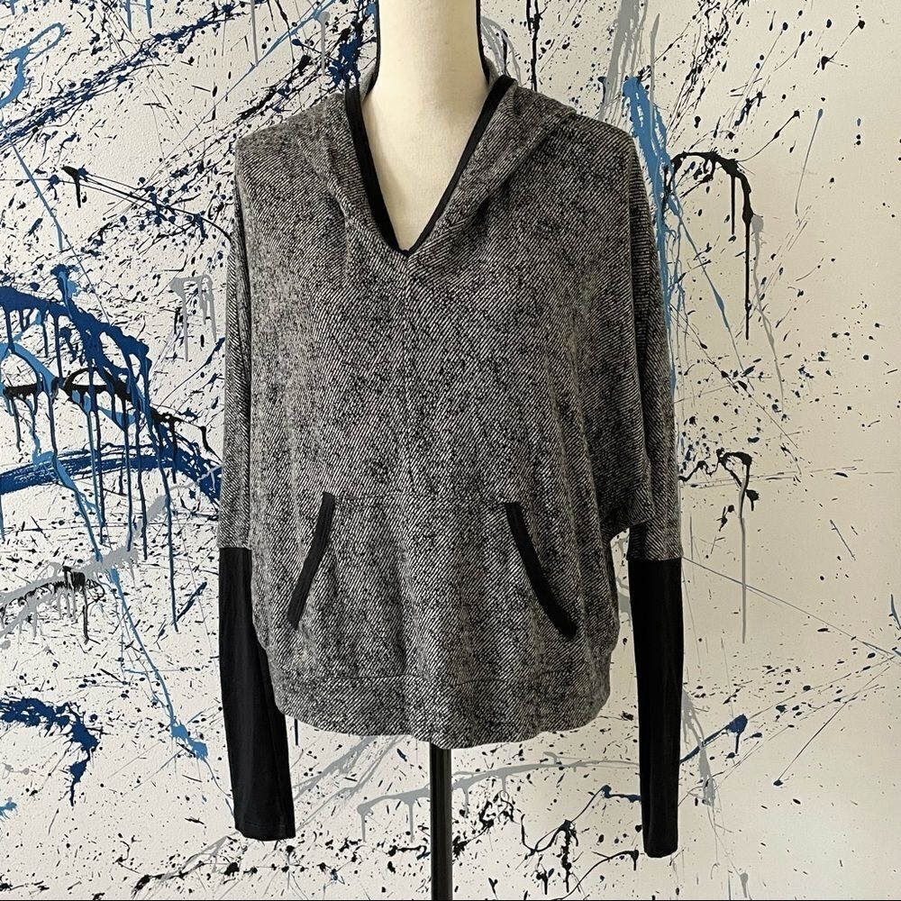 Three Dots Pullover Dolman Sleeve Black & White V-Neck Hoodie Top, Large